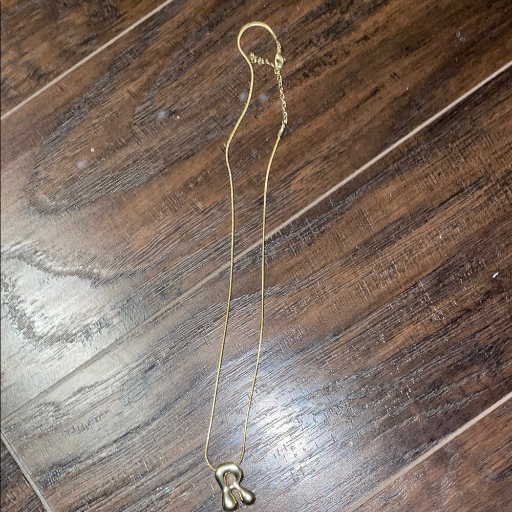 Elegant Gold Necklace with Pendant
